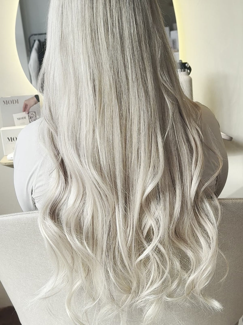 Na: lang platinumblond haar met zachte golven