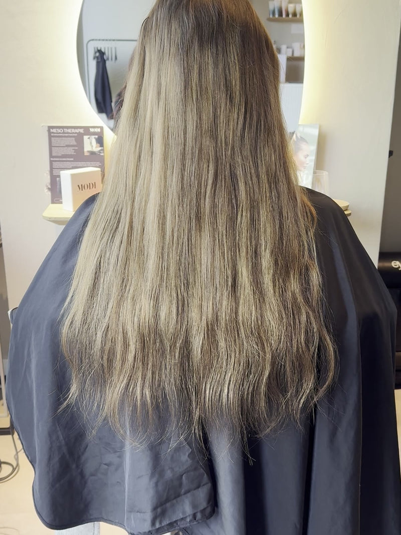 Voor: dof, golvend bruin haar