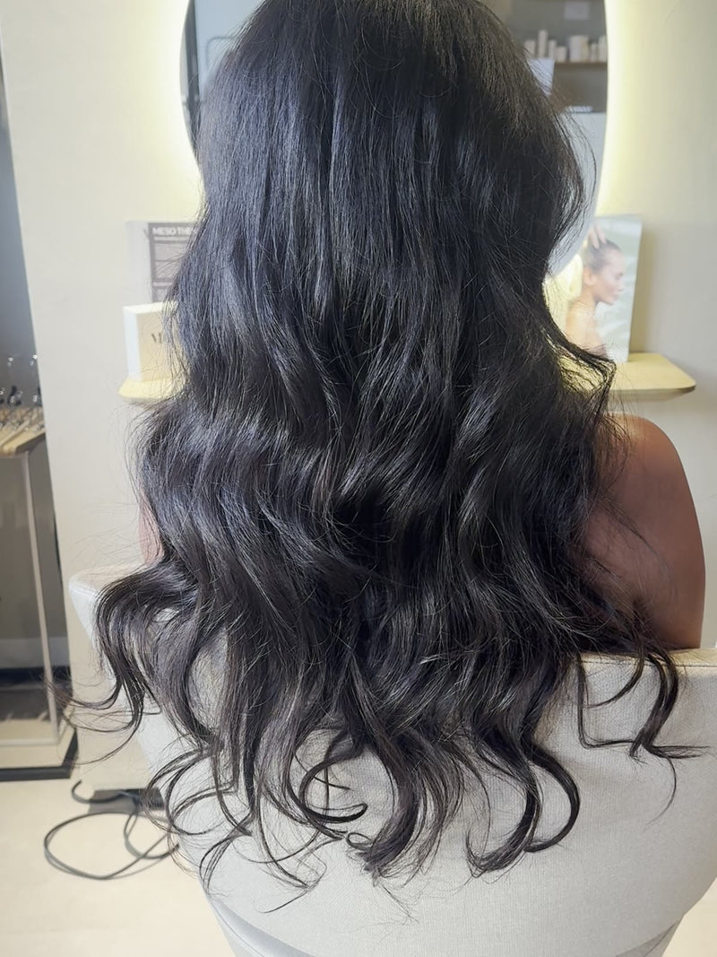 Na: lang, vol donker haar met glans