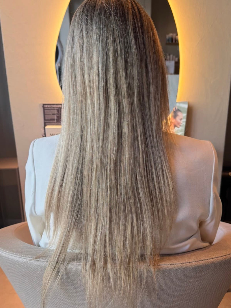 Voor: steil zilverblond haar