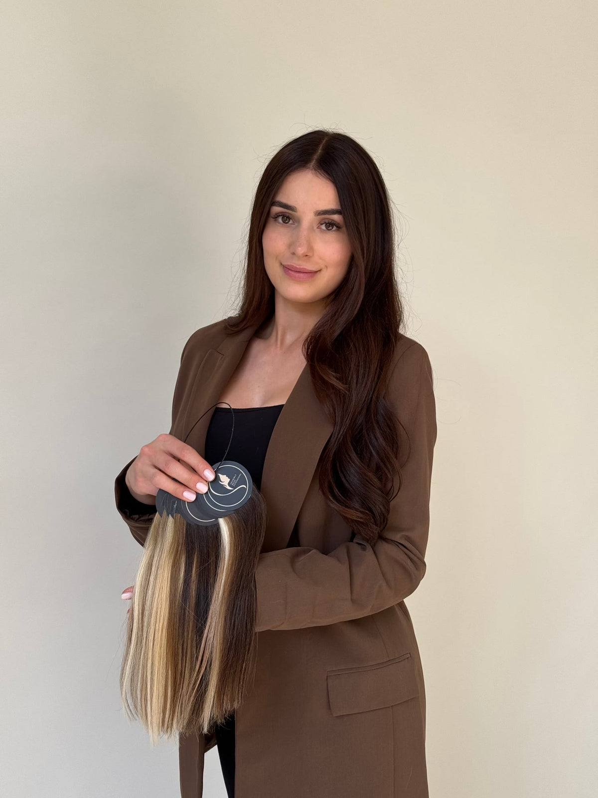 Stylist plaatst hairextensions met microringen volgens de IBE methode
