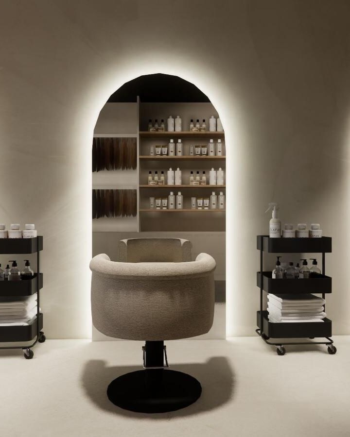 Impressie van een werkplek in de nieuwe MODI salon: een verlichte nis met kappersstoel en werktrolley