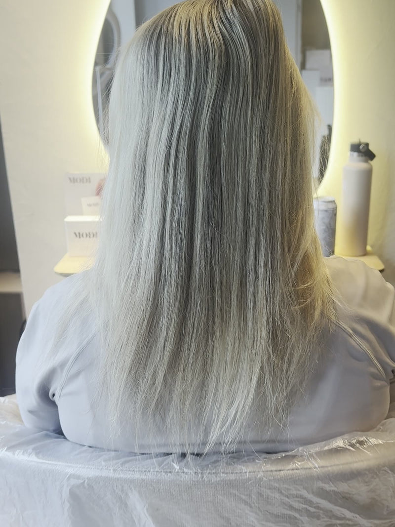 Voor: halflang zilverblond haar